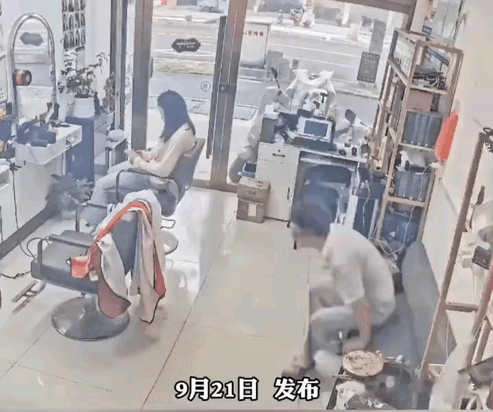 理发店老板的崩溃就在一瞬间！眼看着时间都下午三点了，开门已经大半天了，今天竟然