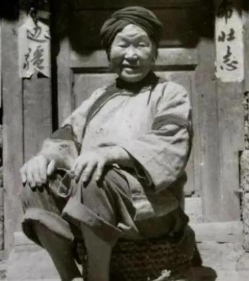 1943年，一个女乞丐正要出城，日军竟让其当众脱下衣服，这时，女乞丐从包裹中取出