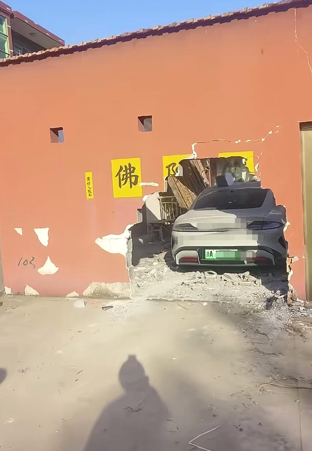 一脚油门毁了佛门净地！12月9日，网络上出现一段视频引发热议，一辆浙A牌照的新能