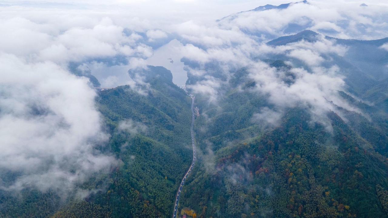 初中孩子学习成绩的好坏，其实与孩子的天赋关联不大，关键在于父母如何引导。因此，别