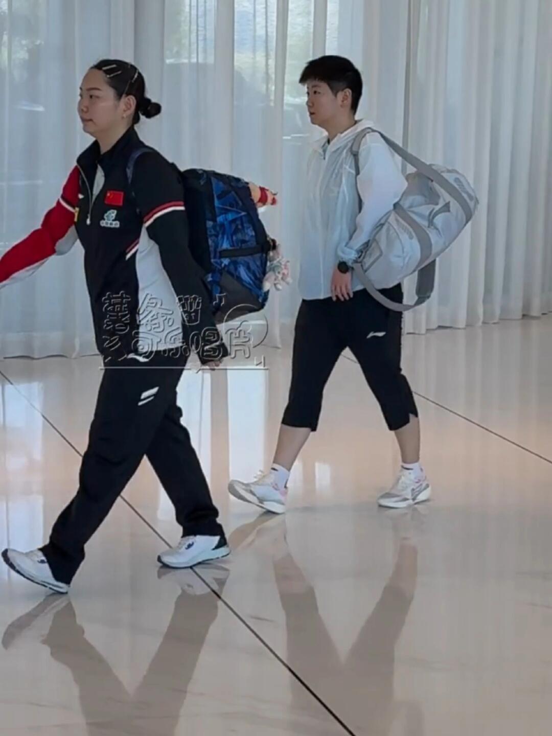 两位可爱的女孩，真的好棒两位国乒主力，莎莎、佳佳都很可爱，俩姐妹越来越有肉了！