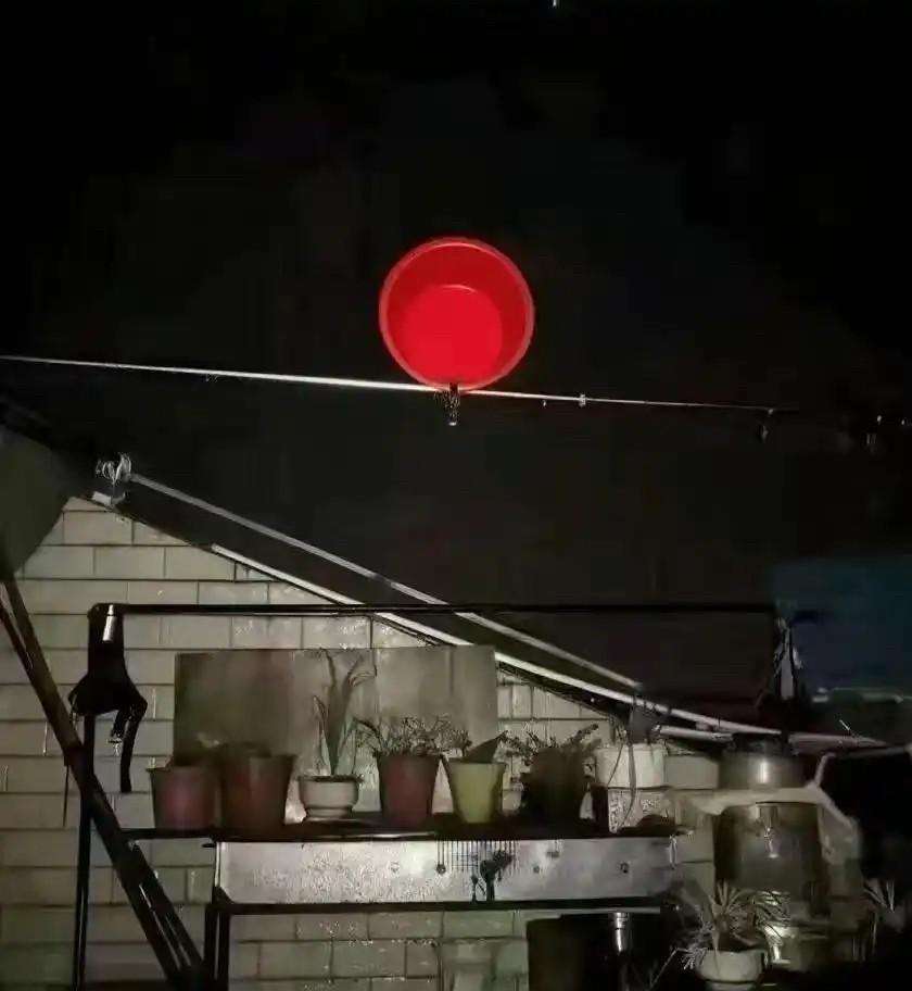 这个拍红月亮的创意实在是一言难尽啊，把抖机灵的才智发挥到了极致，恐怕也只有之前的