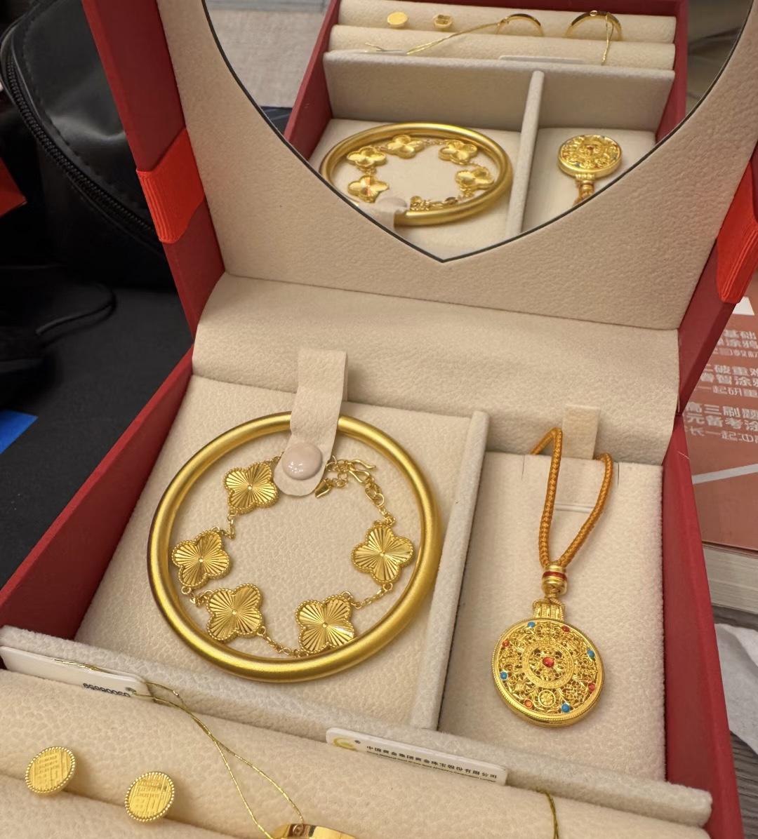 现下金价那么贵，婆婆说不给老公弟媳妇买五金了，用我结婚时候的“挡事”？我说，那