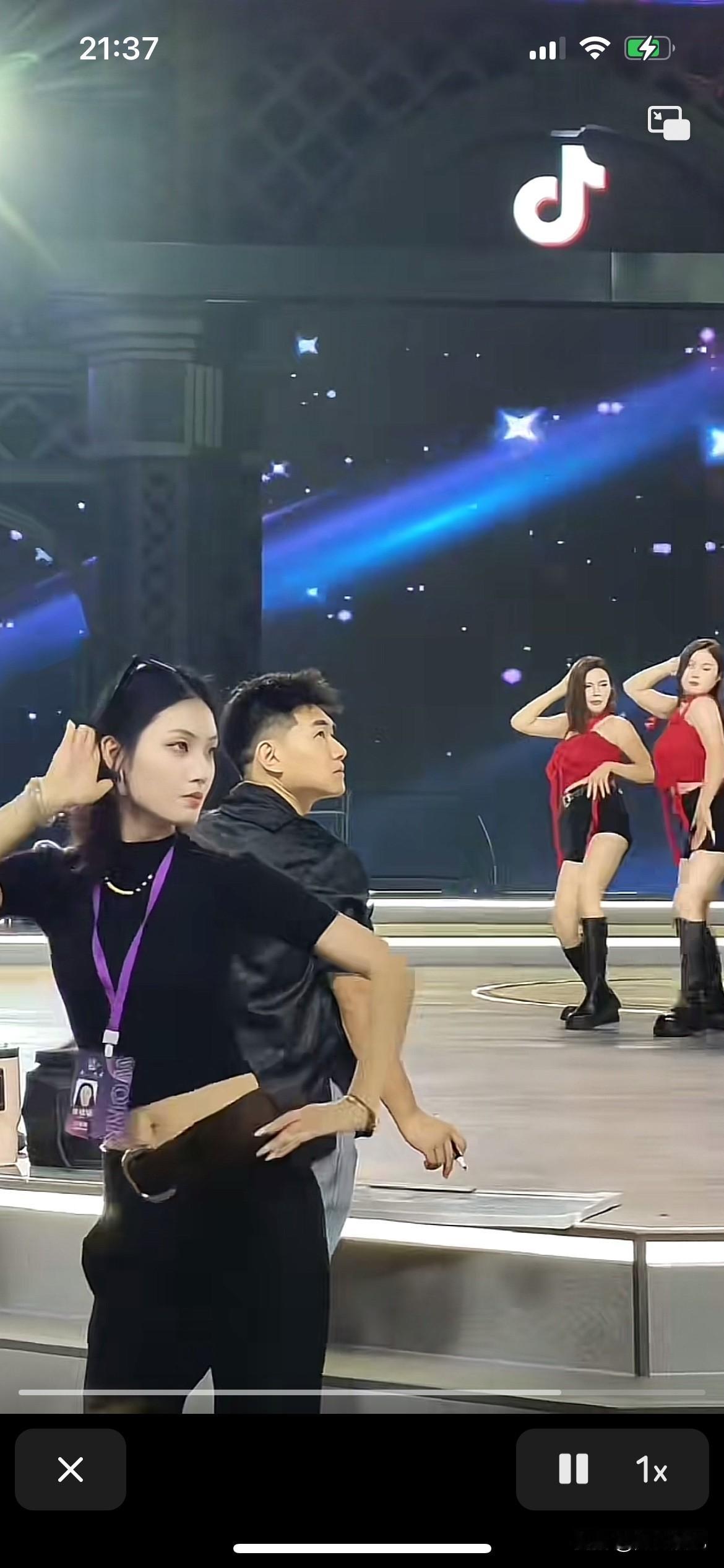 郭有才老师直播间怎么没有看到这个女的，现场就有这个，这个应该就是教台上人跳舞，台