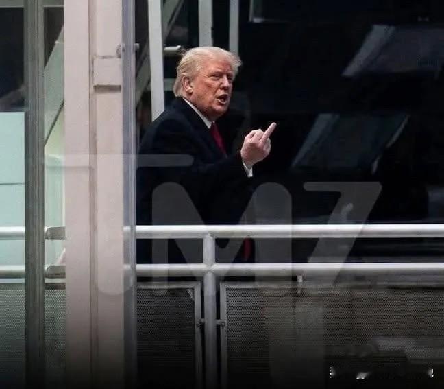 特朗普昨天到福特汽车工厂访问，结果一名汽车工人大喊“恋童癖保护者!”，这是在骂他