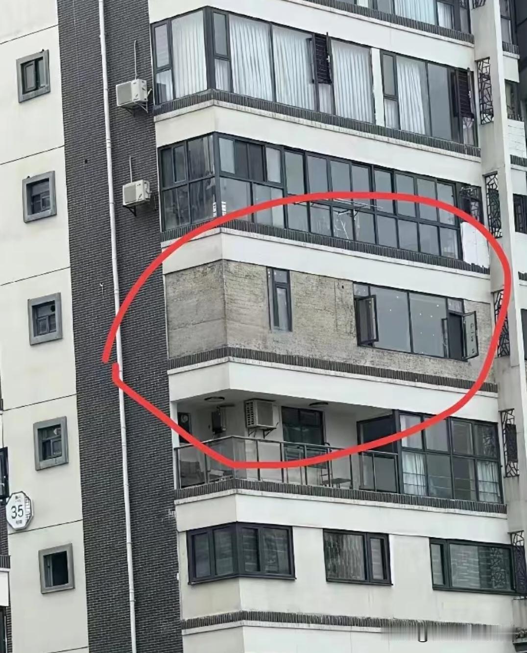 请问这是什么操作😮家人们谁懂啊！！好好的全景落地窗不用，非要把它扒了砌成砖墙