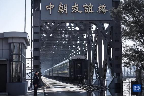“中国人滚出去！”中国帮它，可换来的却是对中国人的仇恨，这个国家不是巴基斯坦，也