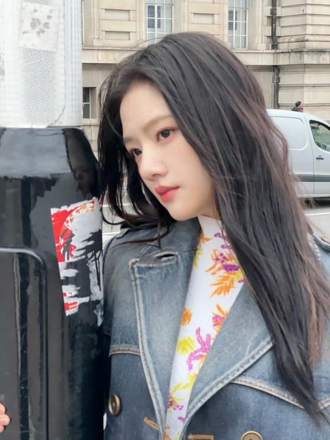 任敏伦敦秀场生图状态任敏风衣搭配花卉辣妹套装敏敏子这波太会了！风衣裹着花卉辣妹