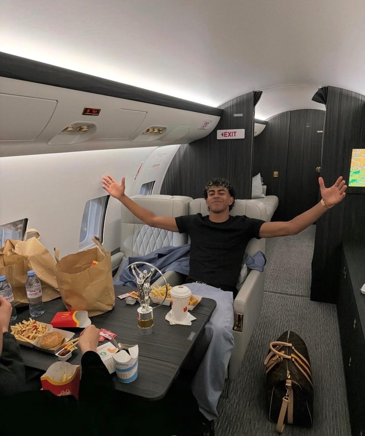 亚马尔在马德里领取2026劳伦斯最佳青年运动员大奖后，乘坐私人飞机回巴塞罗那。然