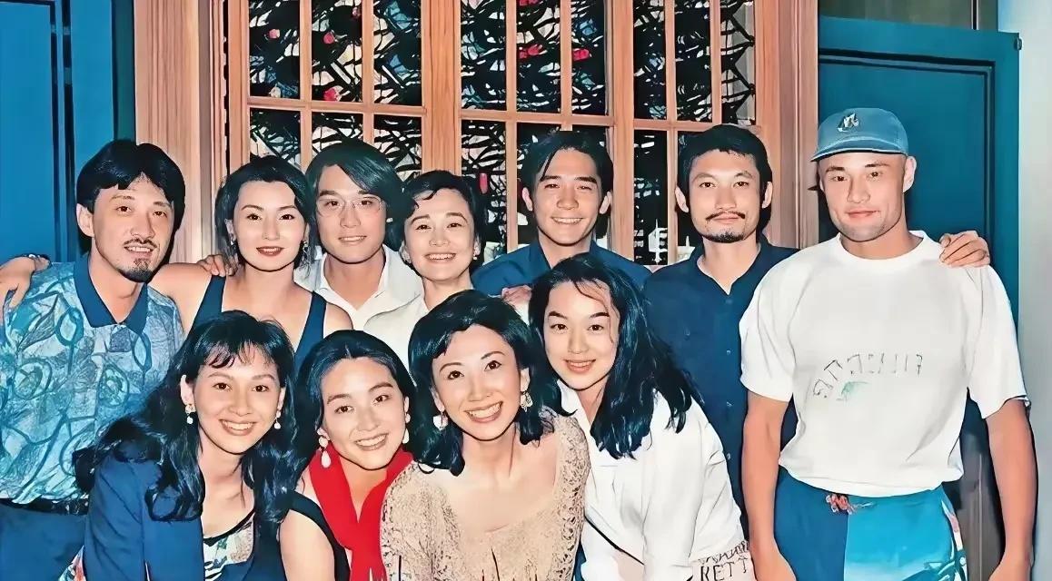 香港影视剧最繁荣的时刻，照片了的功劳都是不小，有演员有导演，但是第一眼看到的还是