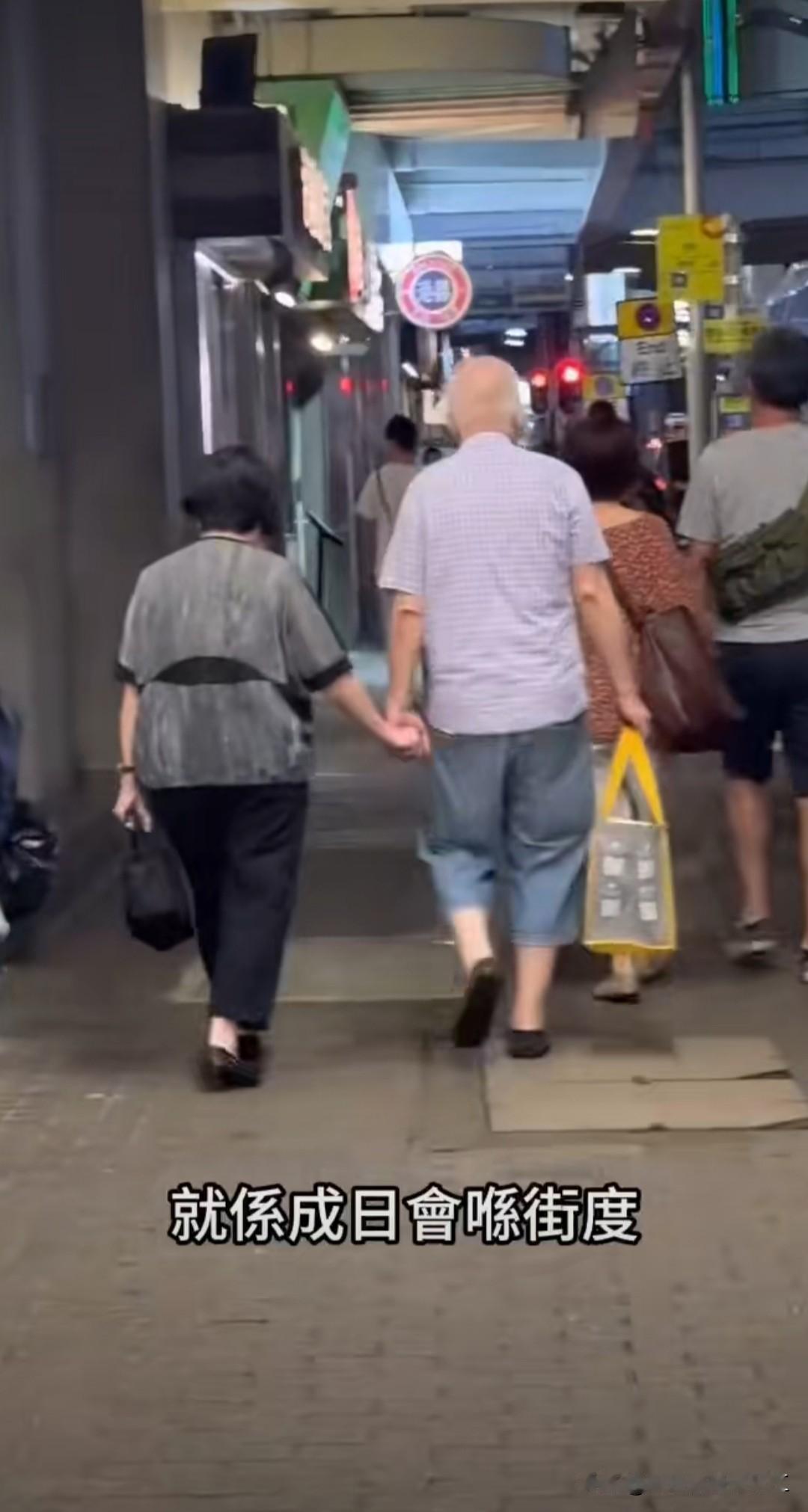 网友：香港最靓的风景，不是维港夜景，是街头紧扣的双手。从校服到白头，从旺角红