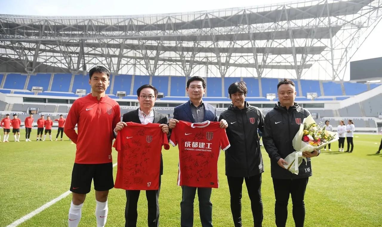 蓉城俱乐部与徐正源的矛盾核心，其实就是是一纸“魔鬼合同”。2024年时任管理层辜
