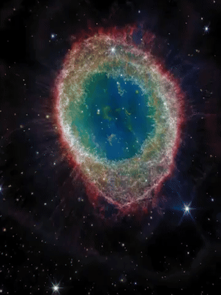 环状星云：一颗垂死恒星的宇宙烟圈。漂浮在黑暗中，宛如一个完美的天体花环，环状星云