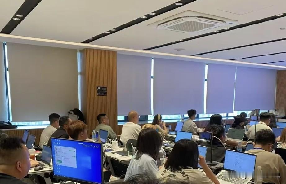 没有边界感的同事，一定要远离[捂脸哭]公司新招来一个业务，据说之前在河北一家特别有