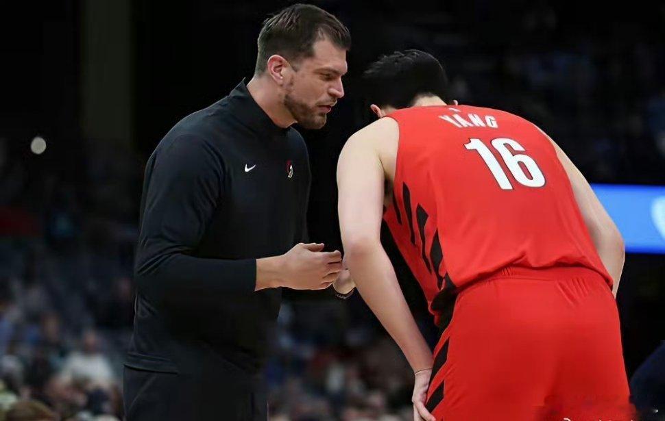 442万美元，杨瀚森在开拓者板凳上坐了48分钟。太阳打开拓者，他毛巾搭肩，眼神