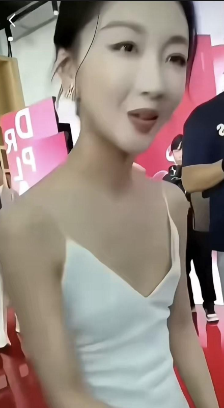 周冬雨的皮肤是真的好，她的团队为什么要非要暴露她的短板呢？想不通！