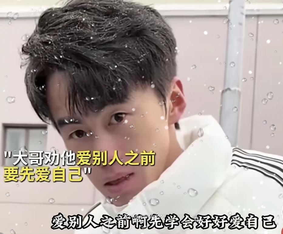 暴风雪中，男孩给女友送去水果。男孩走远后，女生把水果扔进了垃圾桶。旁边开车经过的