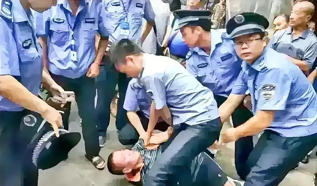 这是近日某地城管执法时的照片，一名恶意摆摊的小贩被成功制服，现场的围观群众纷纷拍