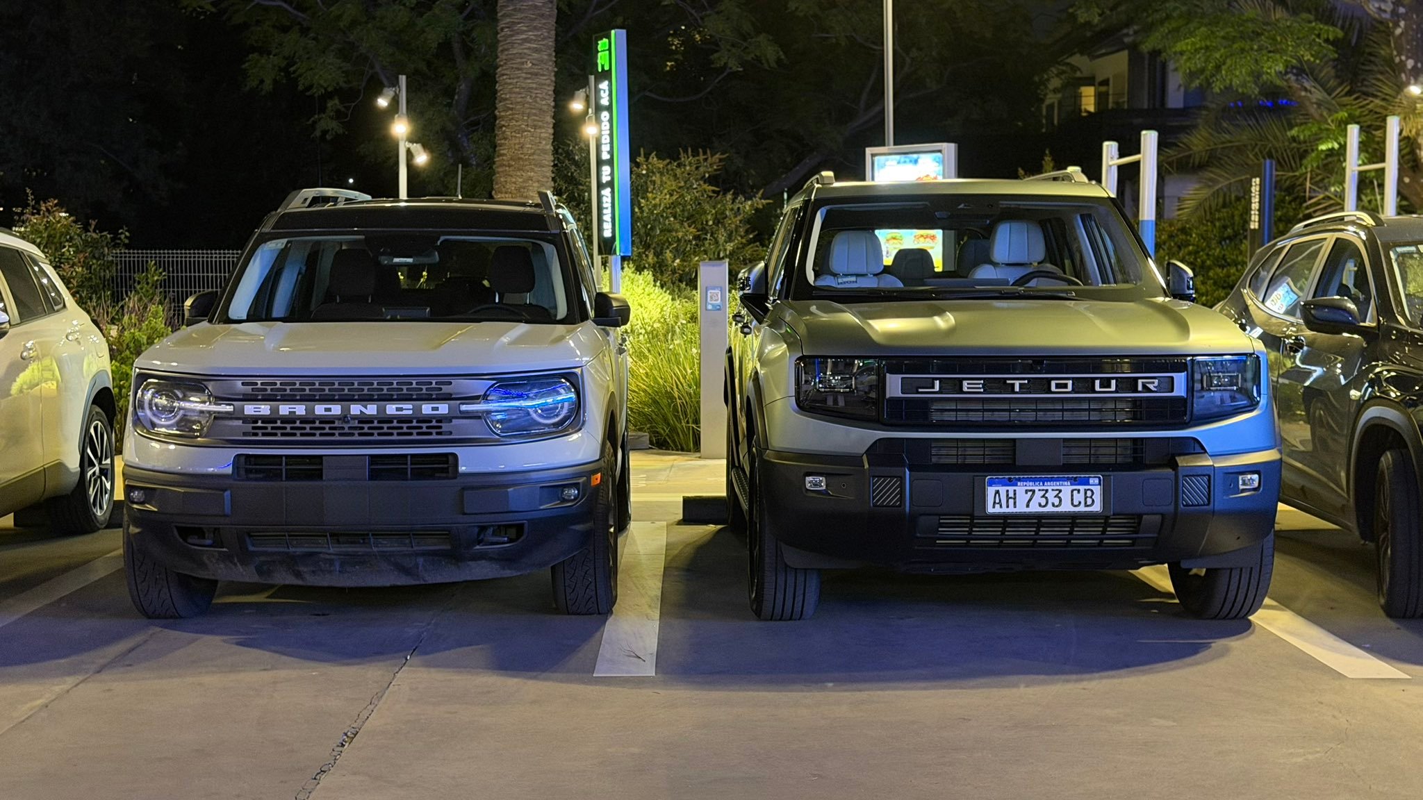 福特烈马和捷途T1放在一块，身材比例一下就看出来了~大v聊车