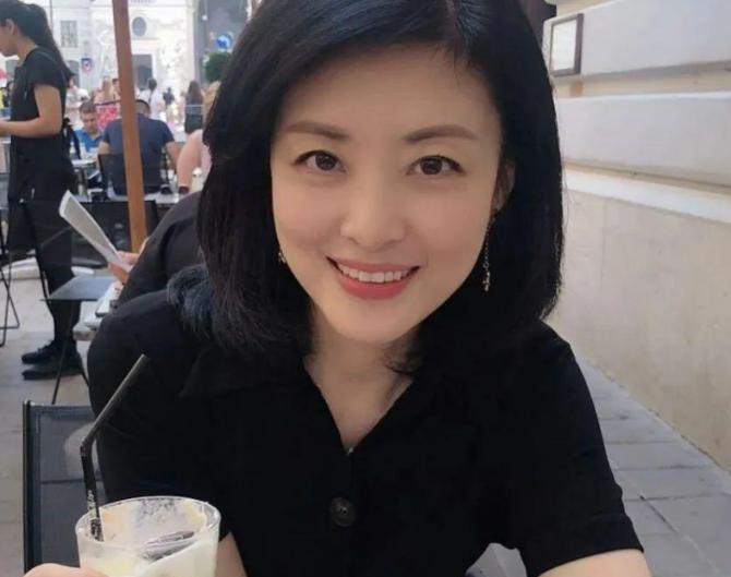 “我们离婚吧。”当年，知名主持人周涛下班回家，看见正在厨房忙碌的丈夫，当即就说出