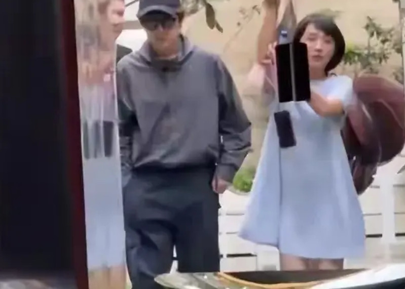 胡歌跟黄曦宁出门，有点避嫌，自己手插裤袋走路，也不牵着老婆的手。在大家的眼中，胡
