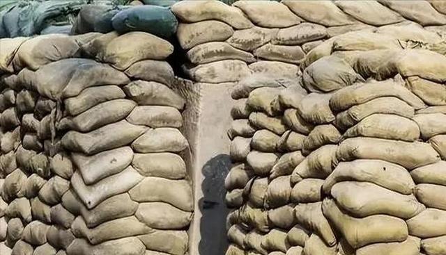 战场上的沙袋用来防子弹，真的有用吗？毫不夸张地说，就算给你一个满弹夹的重机枪，让