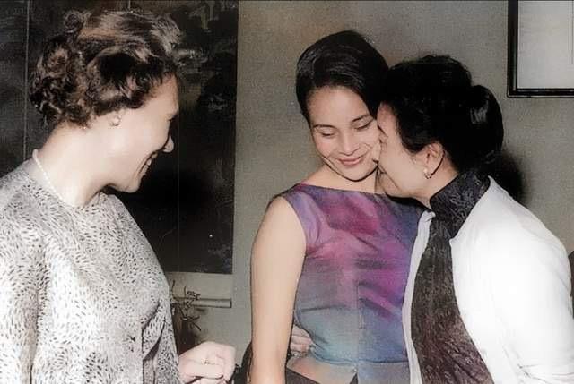 老照片：抓拍的宋美龄亲吻孙女蒋孝章，大儿媳蒋方良在一旁回头含笑的合影照片中从
