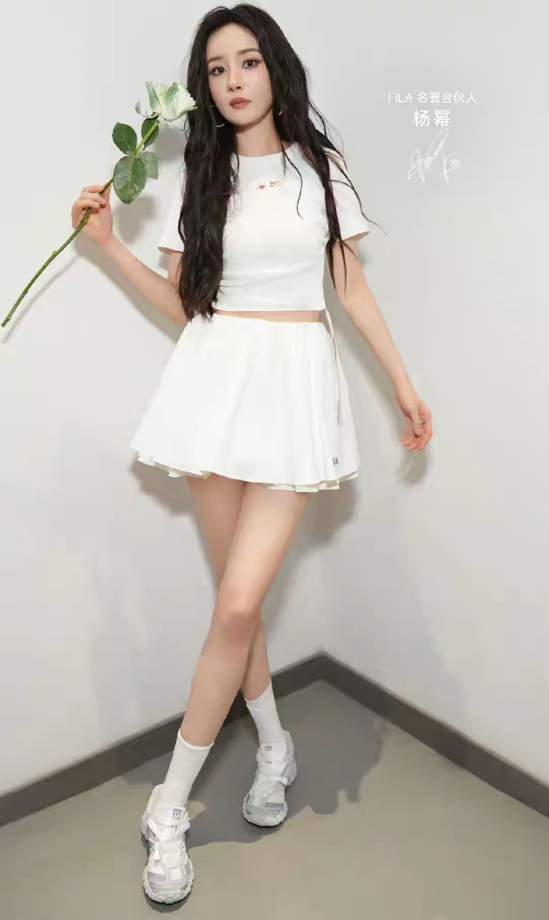杨幂广告硬照带来夏日穿搭，白色紧身T恤加白色短裙，瞬间好青春
