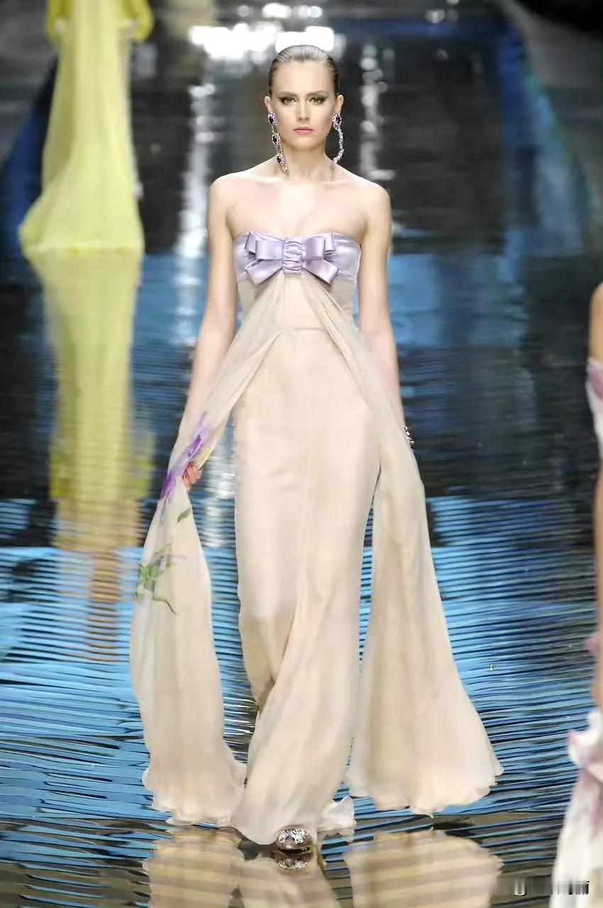 华伦天奴2008年春夏高定礼服，这件礼服后被卡塔尔王太后莫扎定制买家秀和卖家秀