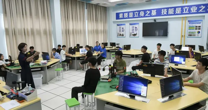 “我们很多职校生年薪过百万! ”这家深圳科技为职校生正名