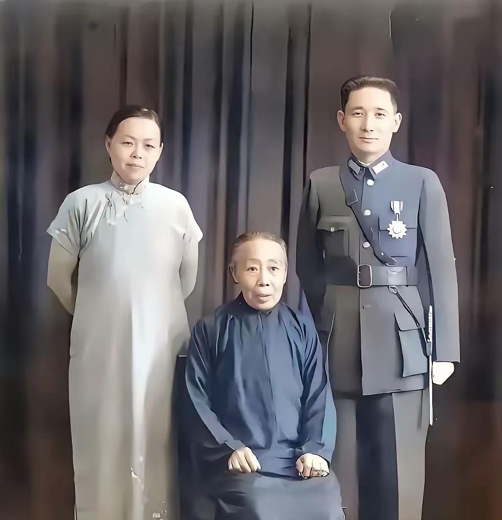 这是1936年，张治中将军与妻子洪希厚，以及岳母的合影照。照片中岳母坐在前排，