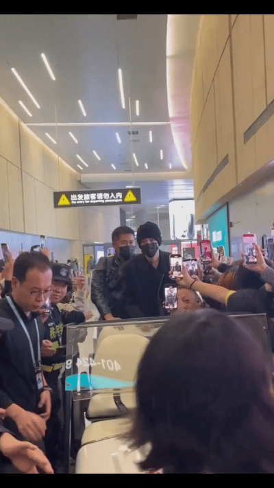 侯明昊机场被围堵看得出来好好最近有效吸粉了，大家都理智一点，给侯明昊一个私人空间