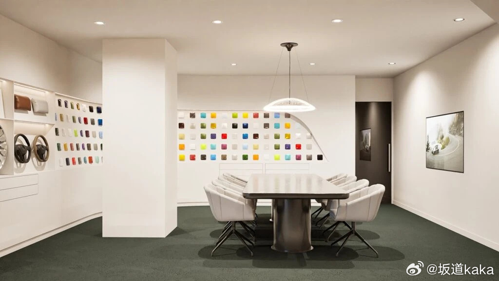 看一下日本的迈巴赫店子长什么样，首先感觉就是局促，图1的广角镜头连车都框不全，