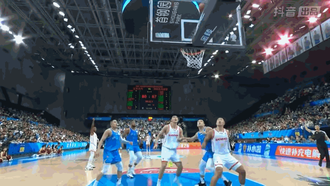 周琦劝贺希宁别冲动篮下抢篮板，张才仁直接一掌砸倒了贺希宁，起身的贺希宁上前欲理