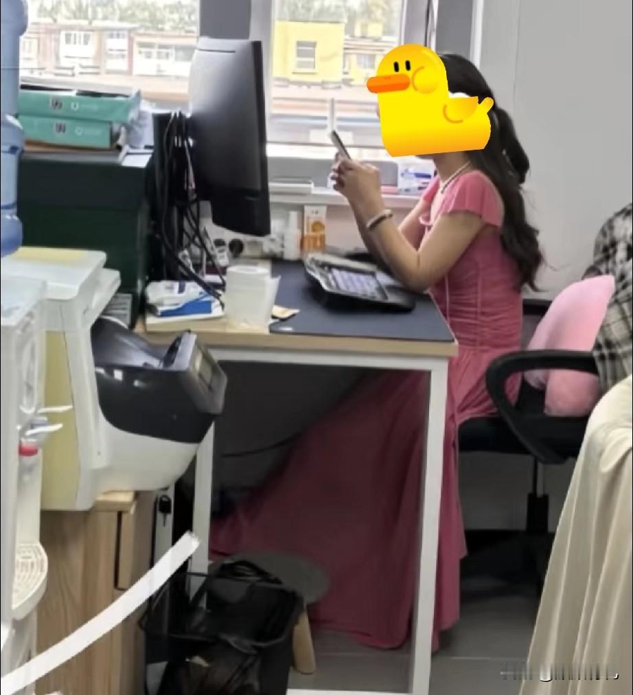 近期公司业务增加，财务室招人，领导亲自招来一位大学生。第一天上班，我就芭比Q