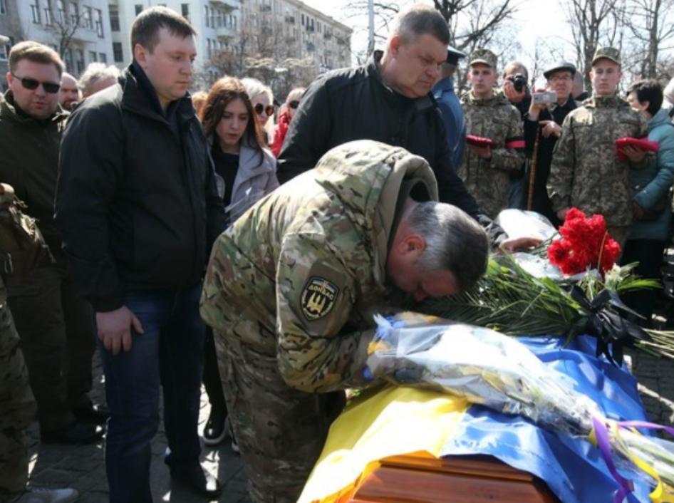 全网看哭了，4月9号俄方交给乌克兰一千具乌军阵亡士兵的遗体，可他们接回来的自家阵