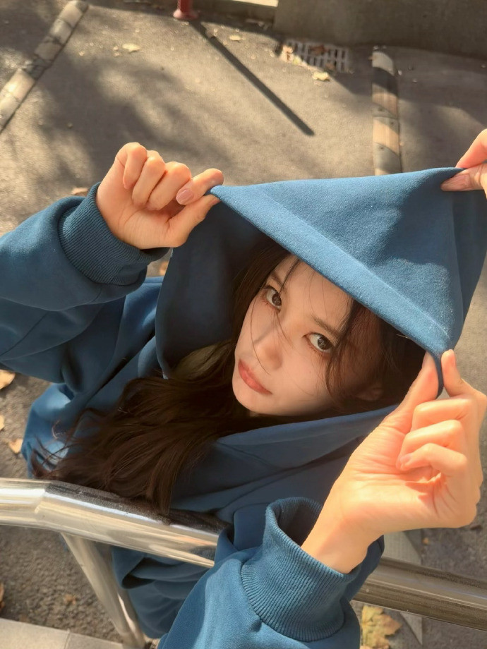 李一桐蓝卫衣枫叶随拍李一桐蓝卫衣枫叶随拍，点击查收这个超萌李一桐，小表情都太可