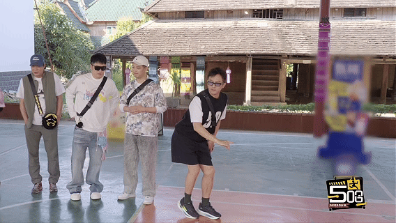 邓超的孔雀谁看了不说抽象哈哈哈哈哈哈手腰臀比例，果然人老了做什么都心酸哈哈哈哈