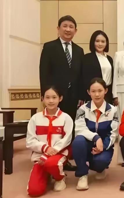 毛家后人的合影，你认识几个？认识两个以上的，都是历史高手。
