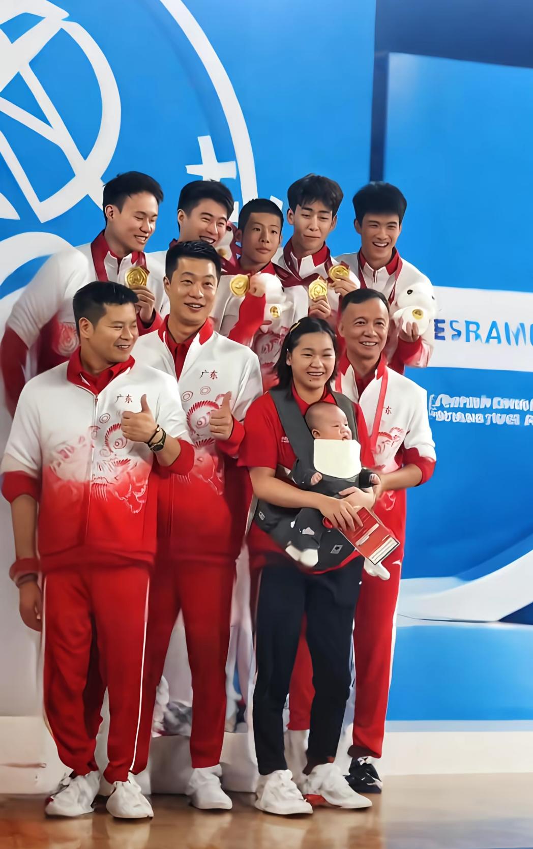 这张图片一看就知道全红婵抱着的宝宝是谁家的大家看最后一排奥运冠军谢思