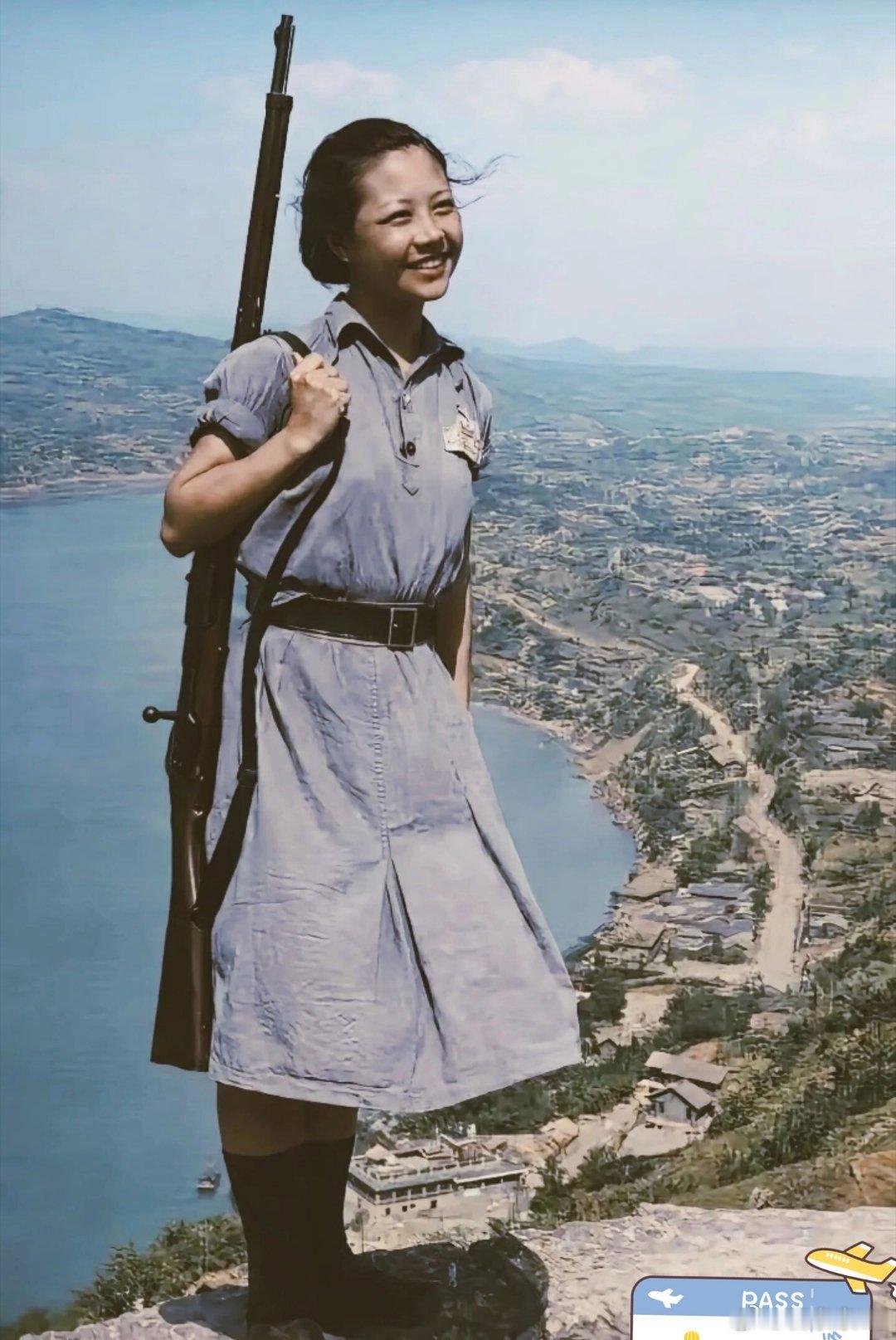 1941年，美国《生活》杂志摄影师卡尔·麦登斯来到战时重庆。在南山一处俯瞰长江的