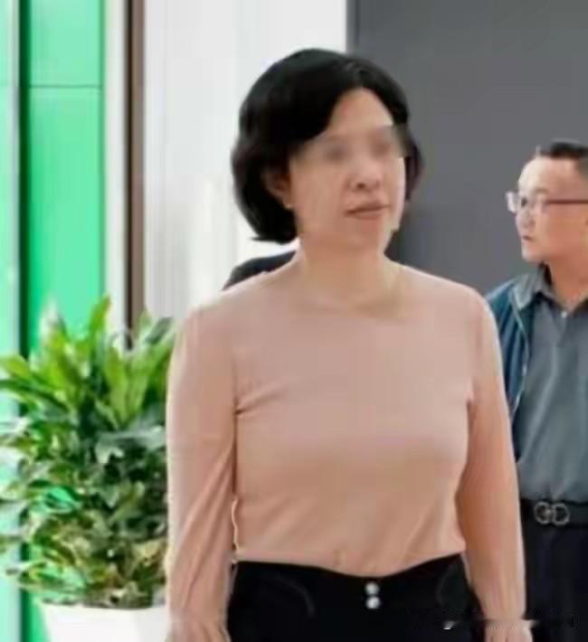 妻子是47岁的商务局局长，被指婚内出轨9人。换别人早掀桌子了，可张某一没哭二没闹