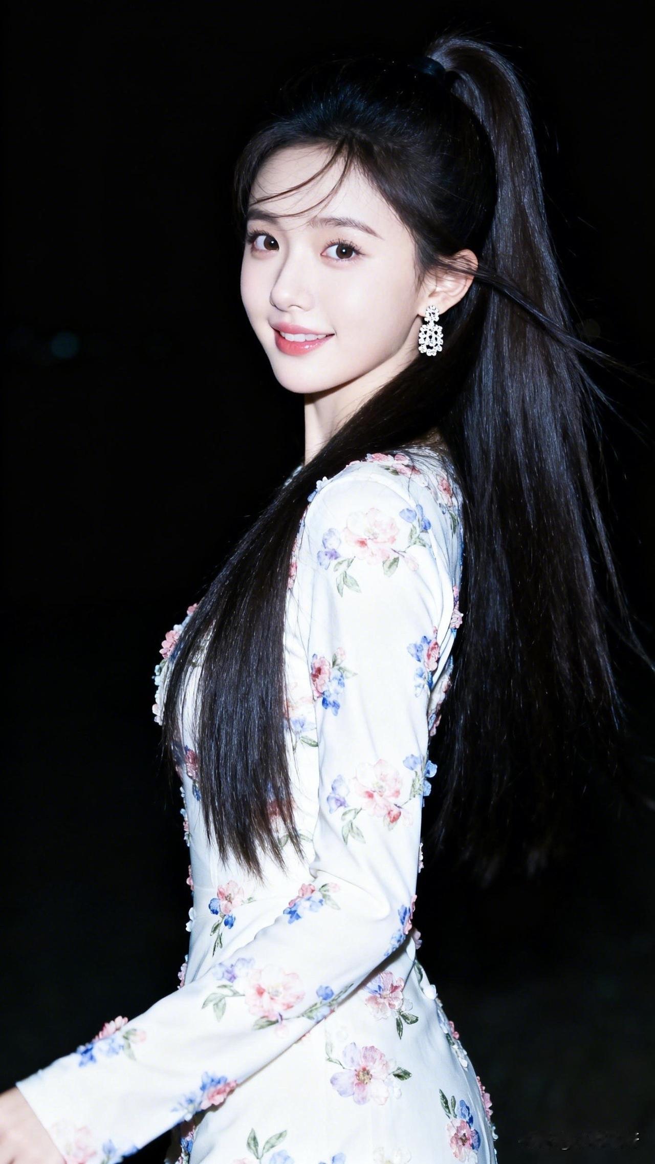 ：一直以来始终不明白，对于现在女生的称呼，为什么人人都喜欢叫‘’美女小姐姐‘’，