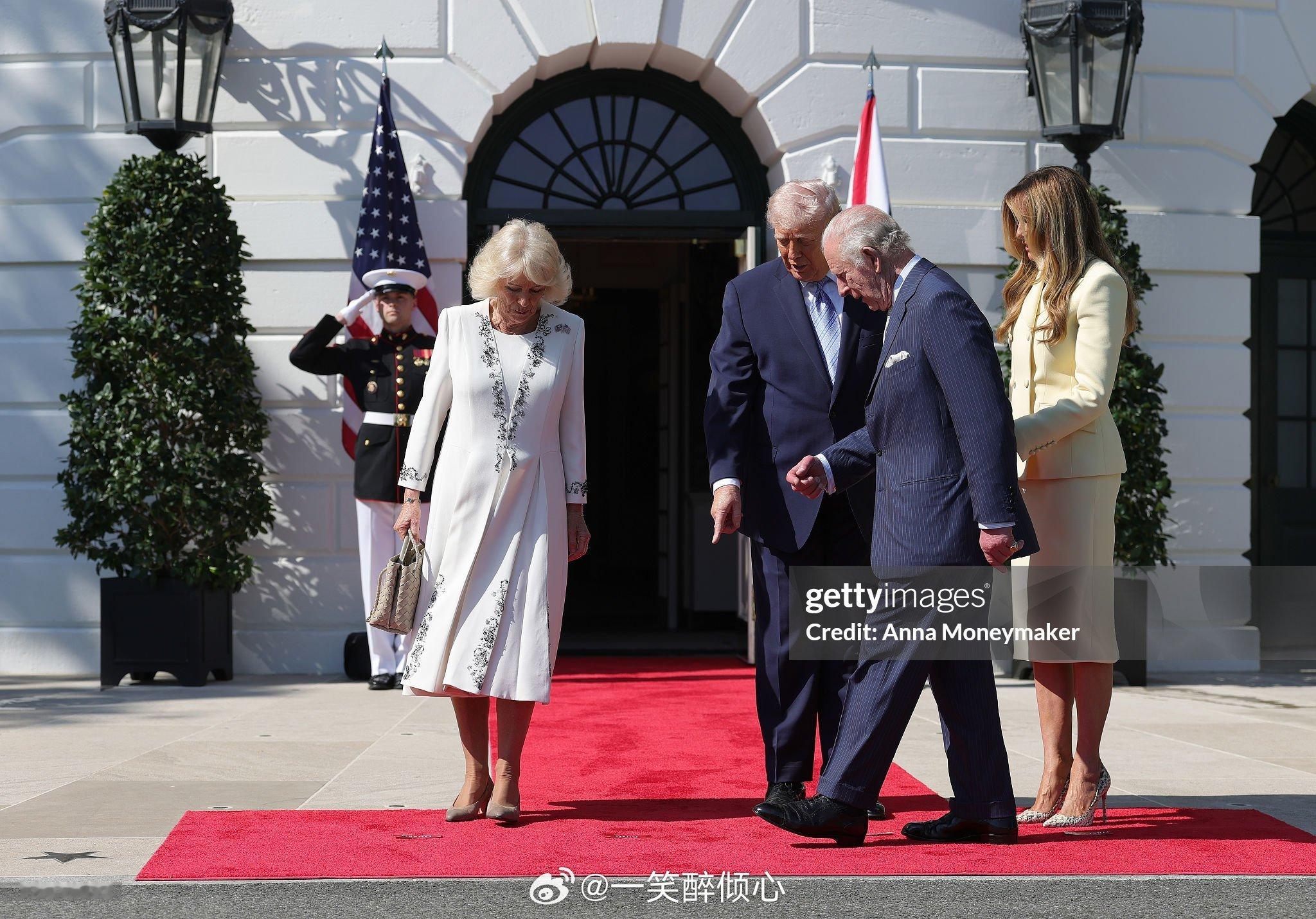 英国王室【细节】可以看到红毯上印着的是King和Queen