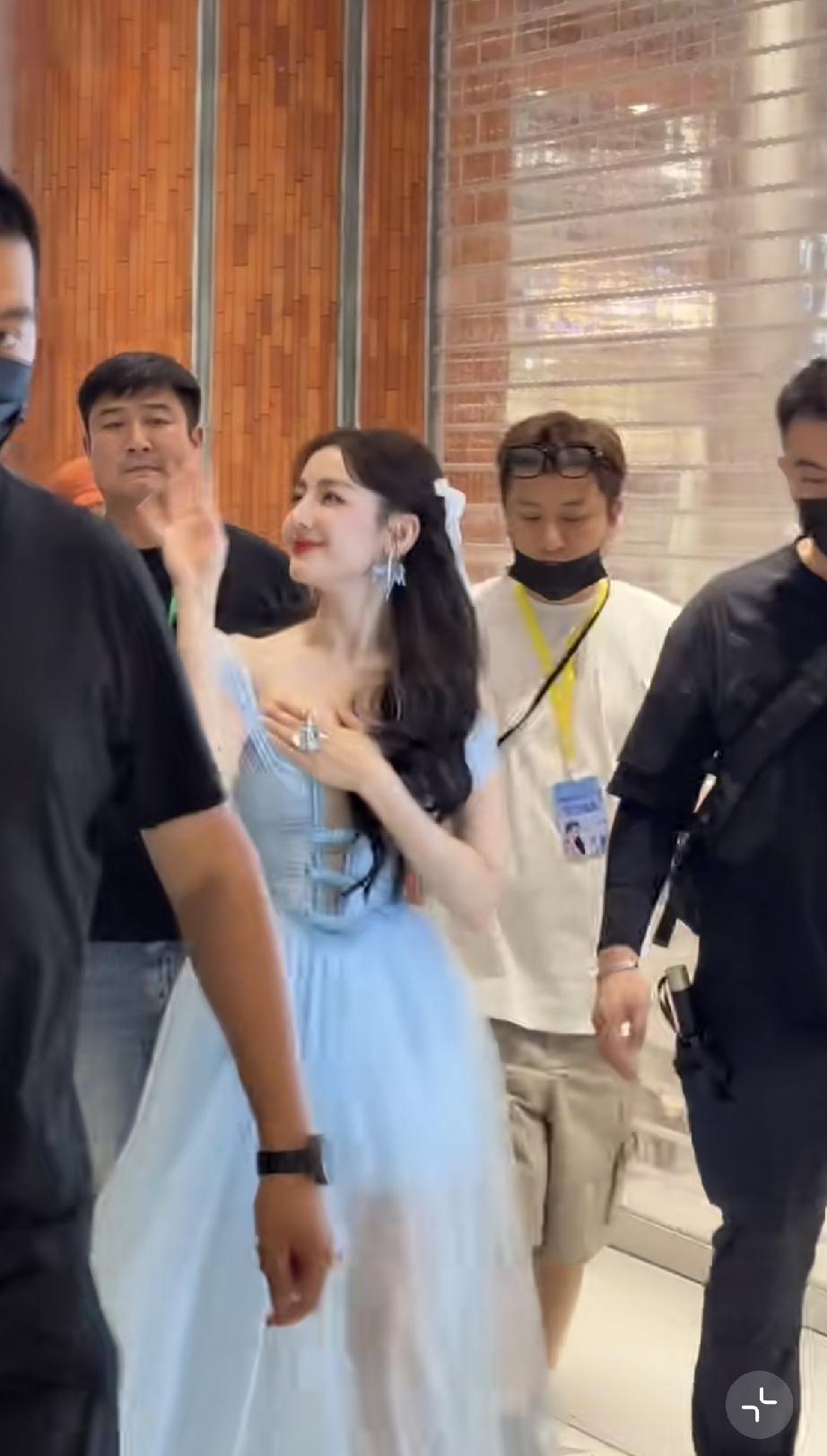 7月5日，迪丽热巴现身西安参加安慕希线下活动，穿着低V装却全程捂着胸口生怕走光，