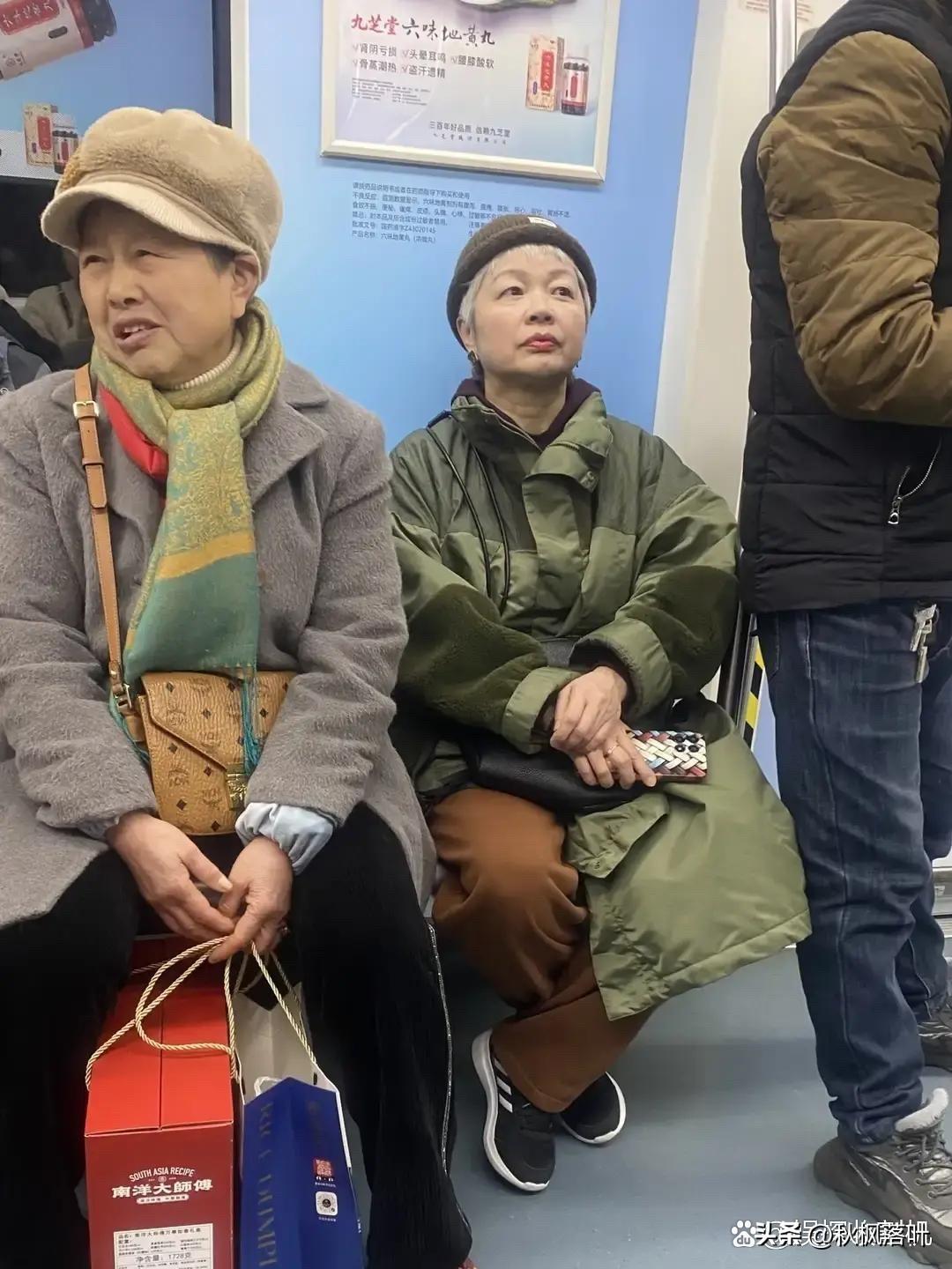 今天坐地铁，看见一位新潮阿姨，穿的那是一个哇塞，太有审美了，没有一点老年味。她穿