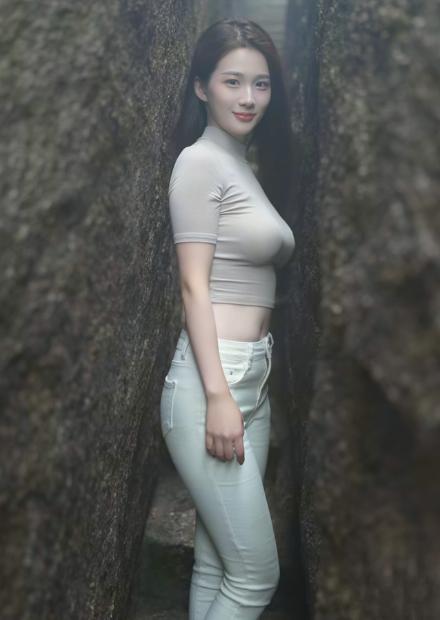 苔痕的私语（现代诗）你像一片被时光遗忘的苔痕，在石缝的幽深里，书写着绿色