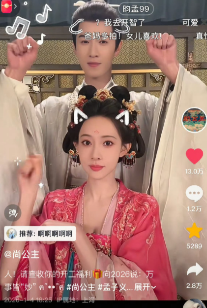 昀牵孟绕，究竟有有多好磕？之前《奔跑吧》录制，孟子义探班，李昀锐超自然地伸手帮