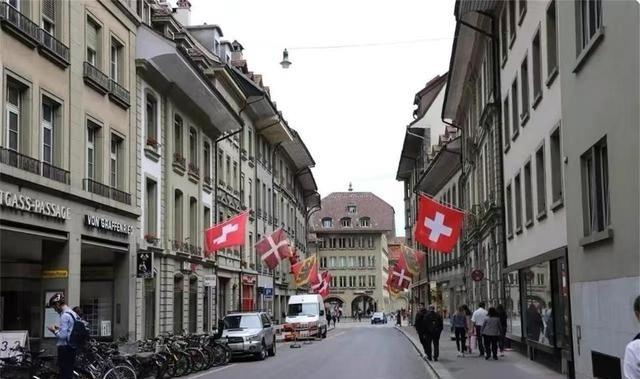 本以为今年第一个倒下的是乌克兰，没想到是瑞士，经此一役，瑞士金融业已经完蛋了。瑞