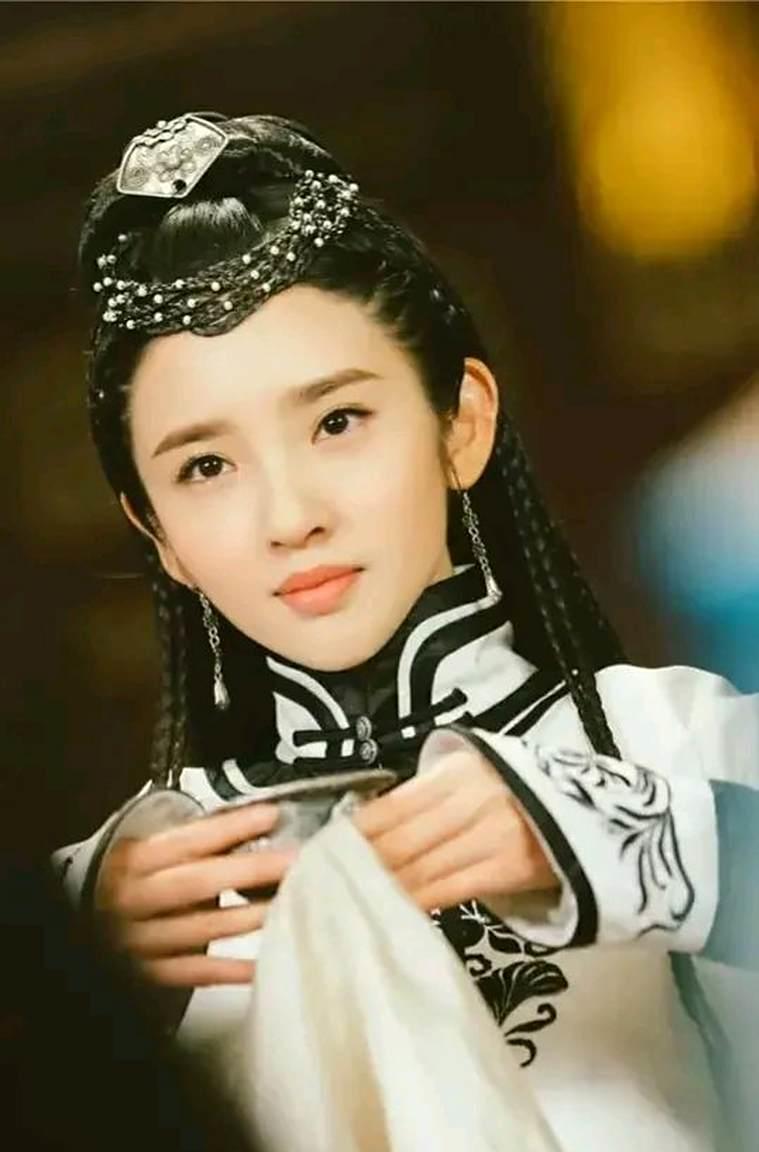 蒙古林丹汗死后，他的妻子苏泰将蒙古大汗的玉玺献给了皇太极。大贝勒代善对皇太极说：